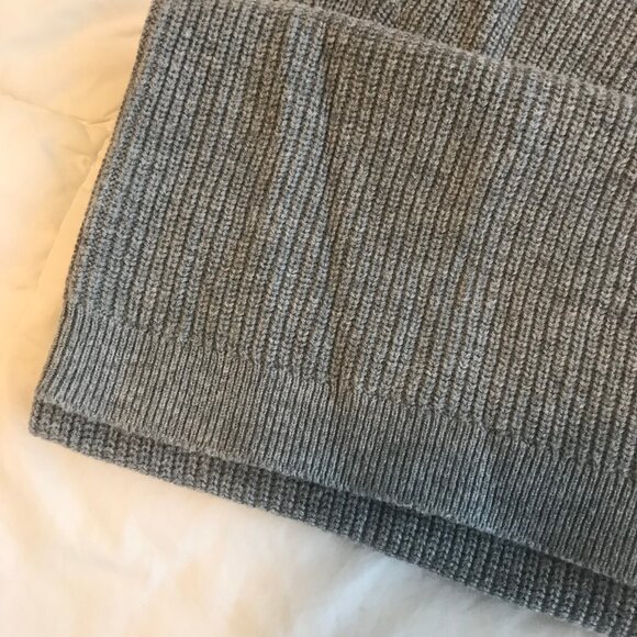 Over 60% off! Banana Republic Gray Tank Top in Size Medium NWT - Picture 4 of 7